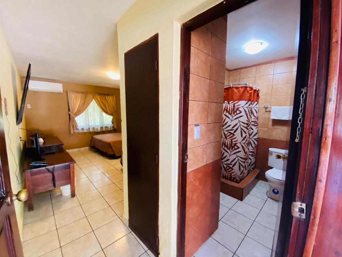 Hotel Puerto Libre Puerto Barrios Kültér fotó