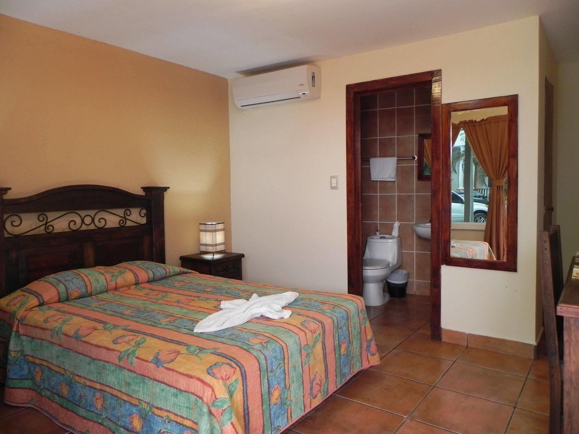 Hotel Puerto Libre Puerto Barrios Kültér fotó