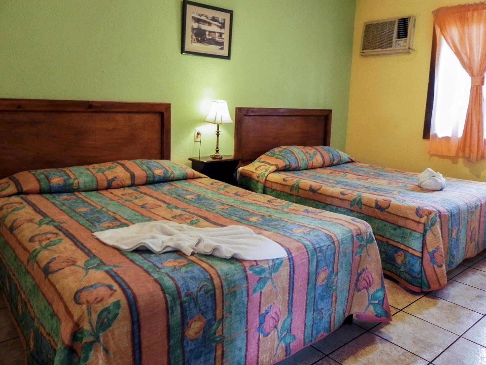 Hotel Puerto Libre Puerto Barrios Kültér fotó
